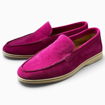Mocassin suède homme magenta, vue de trois-quarts sur fond blanc