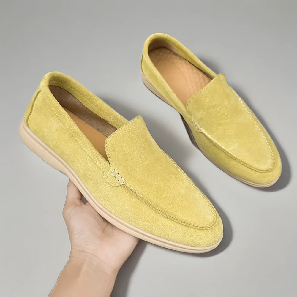 Chaussure mocassin suède homme porté en conduite automobile