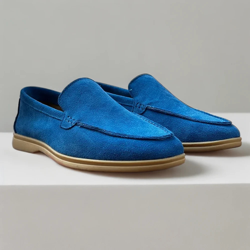 Mocassin suède homme vert bouteille sur fond neutre