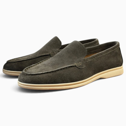 Mocassin suède homme olive, vue de trois-quarts