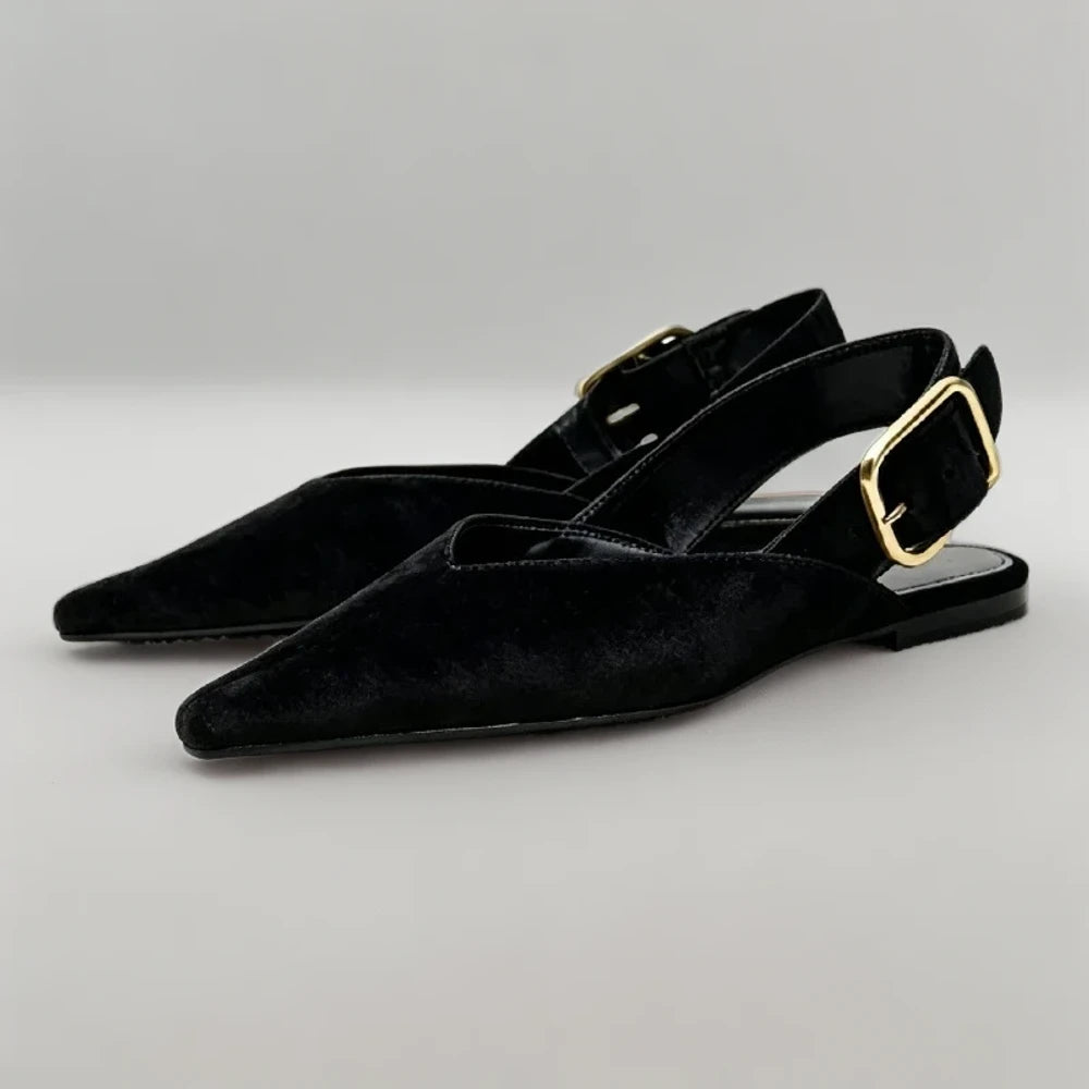 Détail de la matière daim du mocassin suède marron