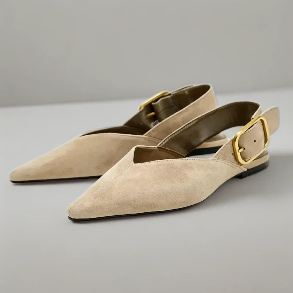 Mocassin suède noir porté avec pantalon fluide élégant