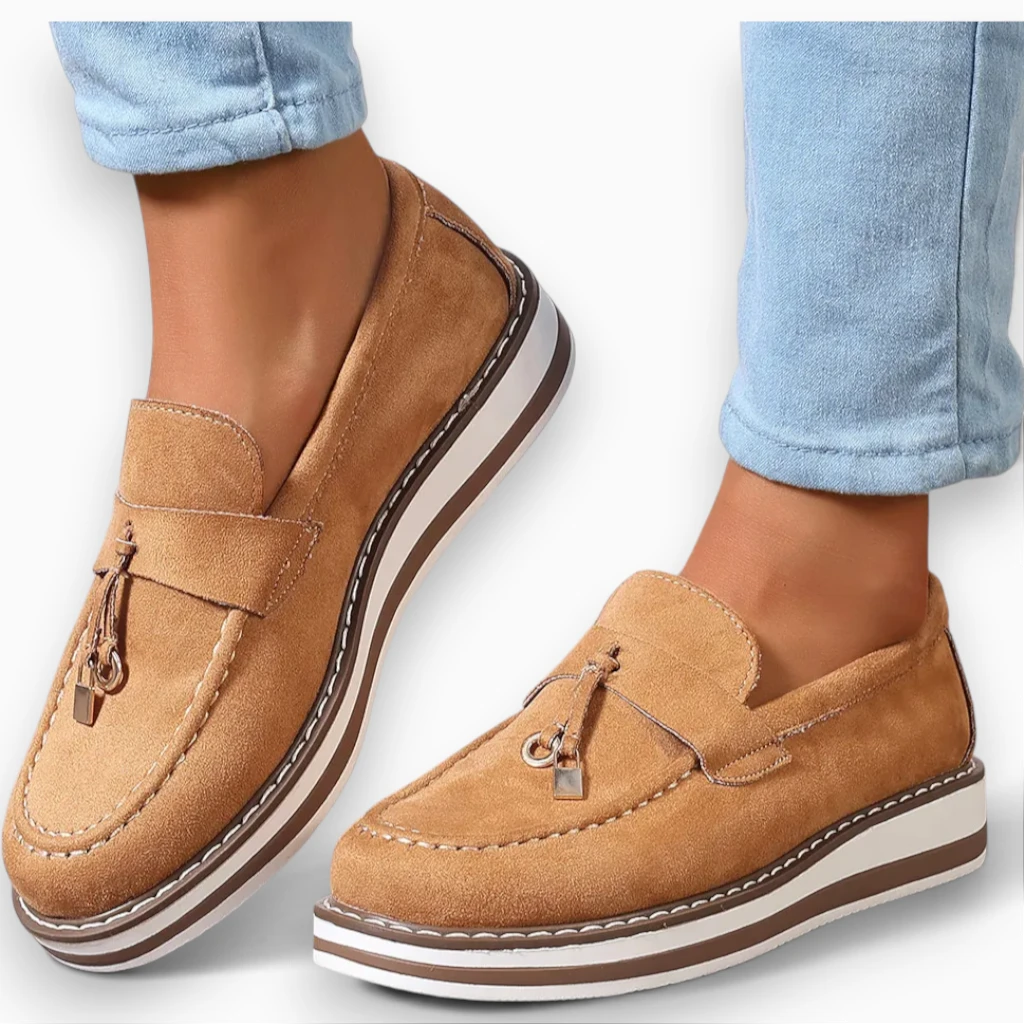 Mocassin femme suédine vue de côté, matière souple et confortable