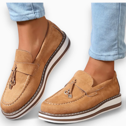 Mocassin femme suédine vue de côté, matière souple et confortable