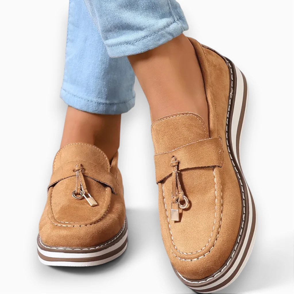 Détail de la suédine du mocassin femme, texture douce et épousant le pied