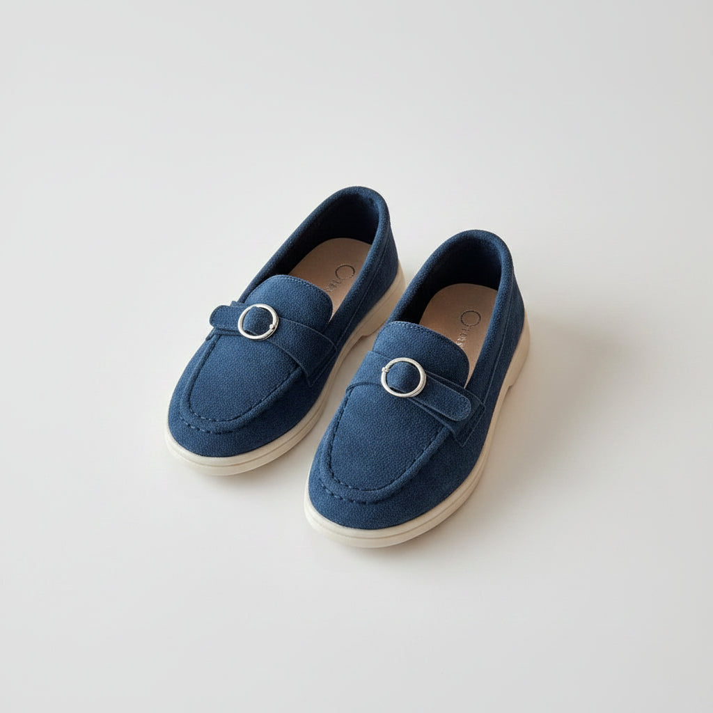 Mocassin suédine bleu avec boucle métallique ronde, vue de profil