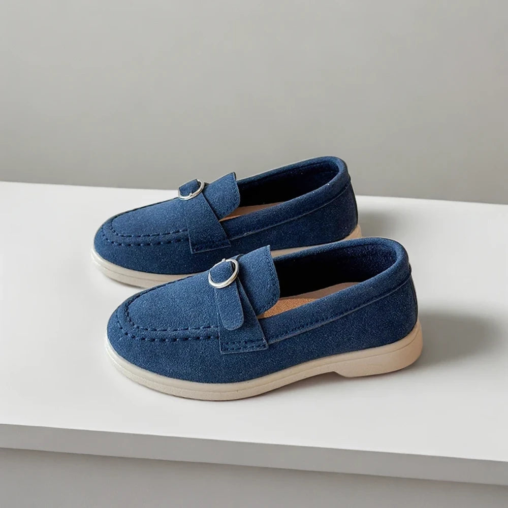 Mocassin suédine beige enfilable, présenté à plat sur fond neutre
