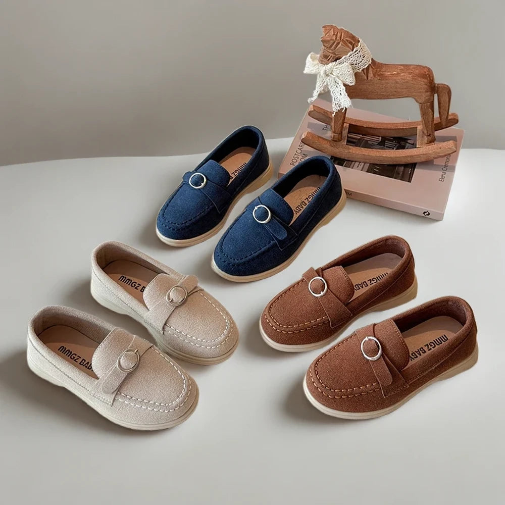 Pied d'enfant dans mocassin suédine bleu, montrant l'ajustement confortable