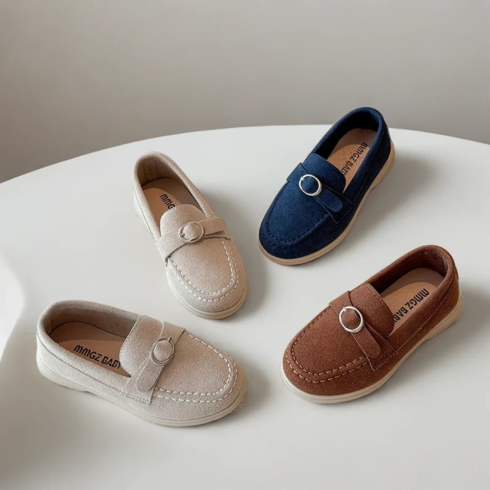 Trio de mocassins suédine en marron, beige et bleu, vue de face