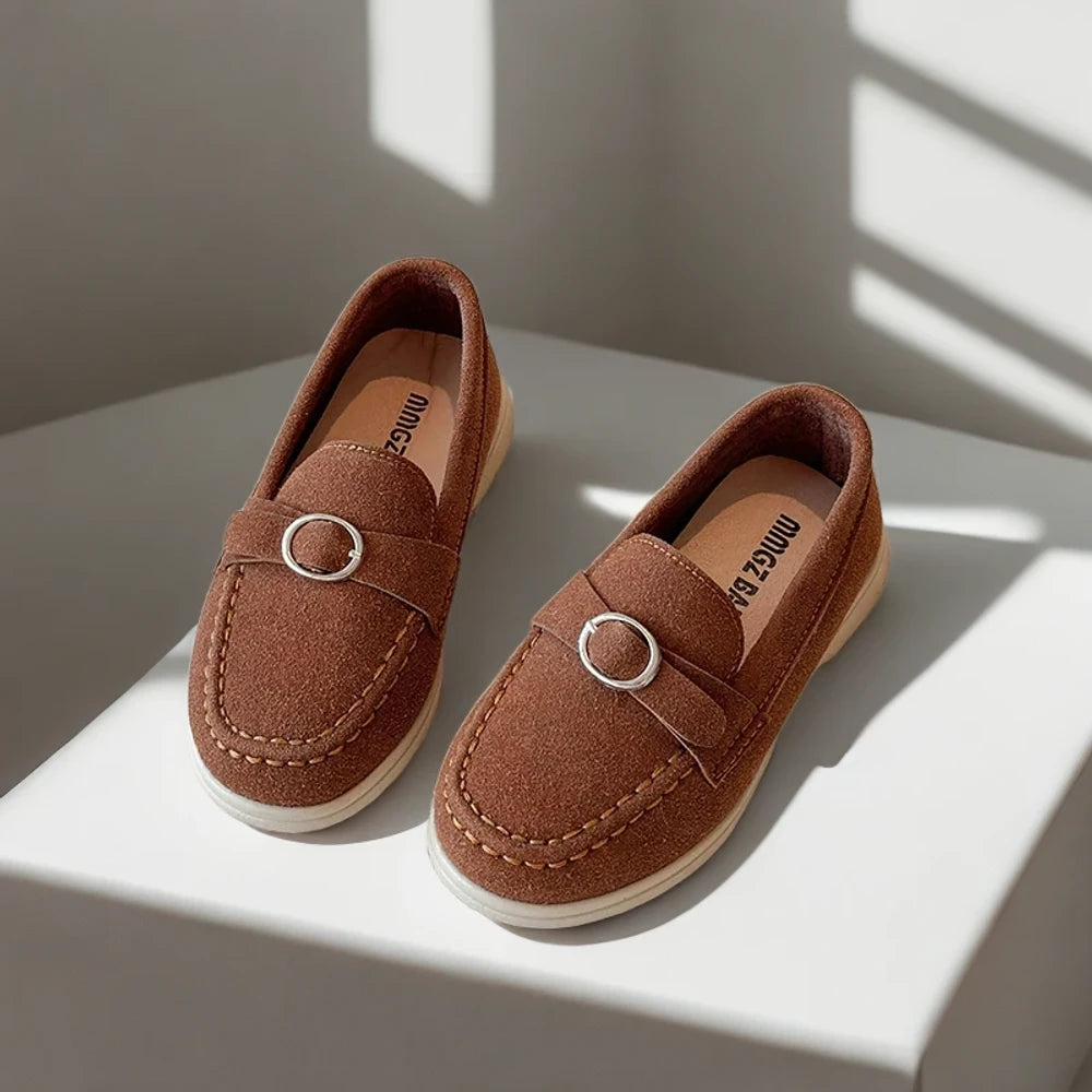 Mocassin suédine avec boucle métallique, gros plan sur la matière douce