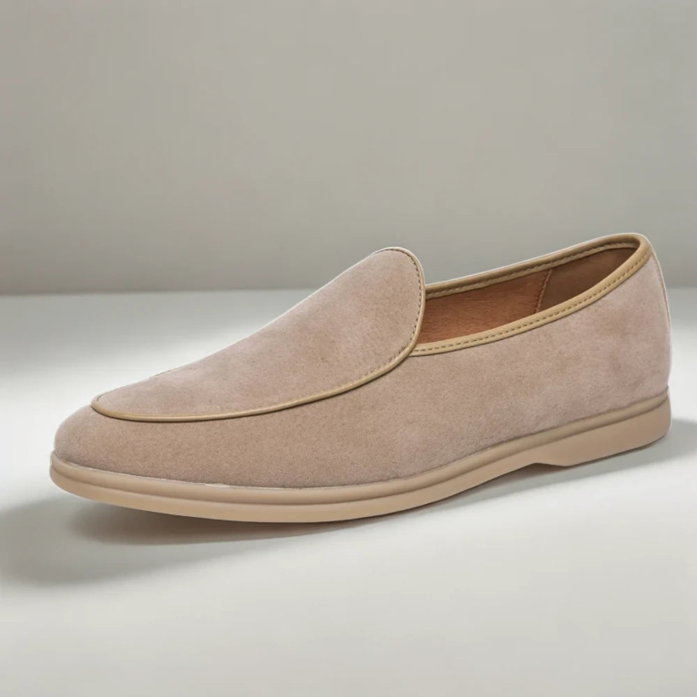 Mocassins taupe vue de profil montrant la ligne épurée du design