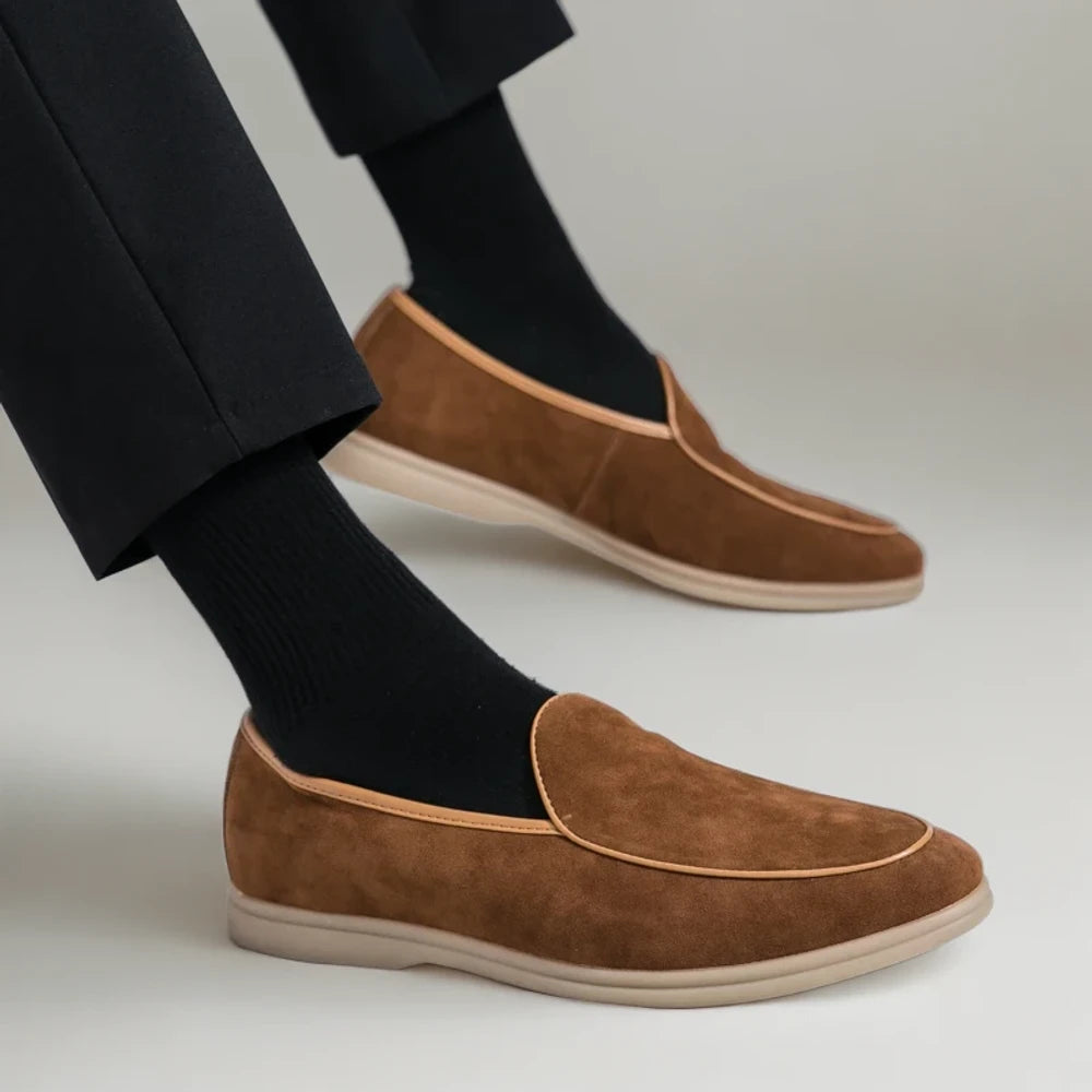 Mocassins taupe portés au quotidien avec tenue casual décontractée