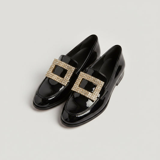 Mocassin taupe femme avec boucle carrée et style britannique intemporel