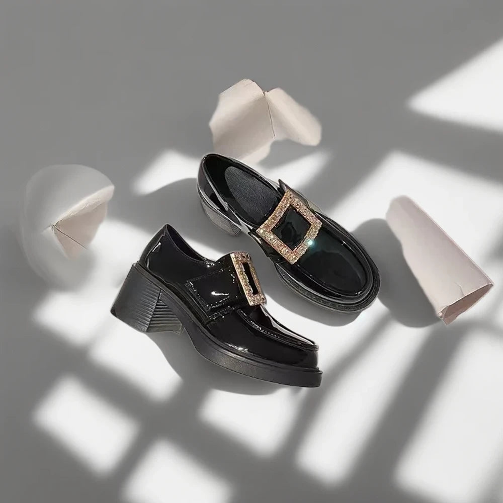 Mocassin femme taupe porté avec jupe, confort et élégance au quotidien