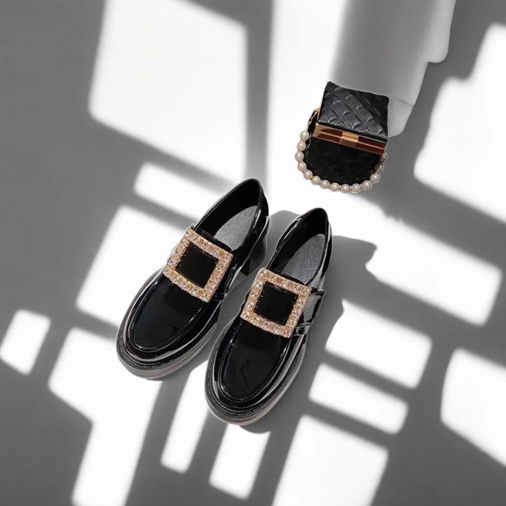 Détail du talon épais du mocassin taupe femme offrant stabilité