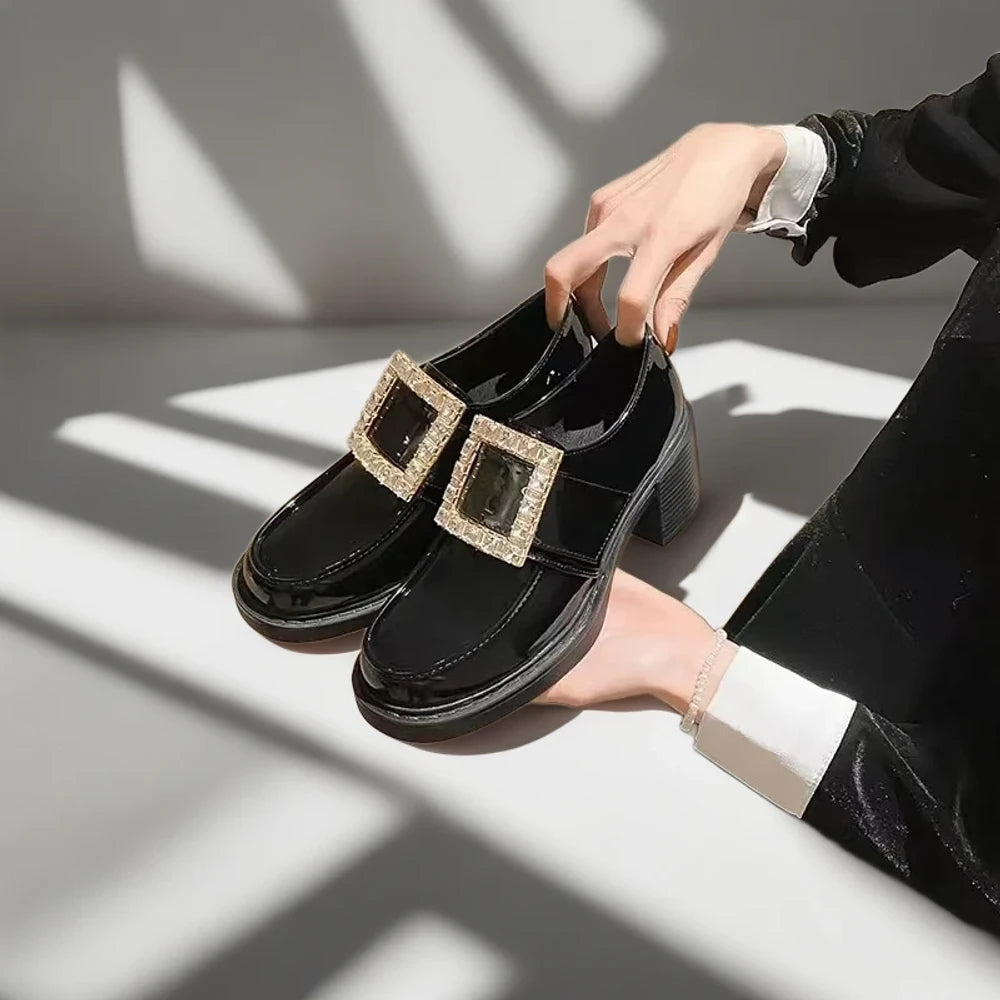 Mocassin femme taupe posé sur surface neutre montrant la ligne épurée