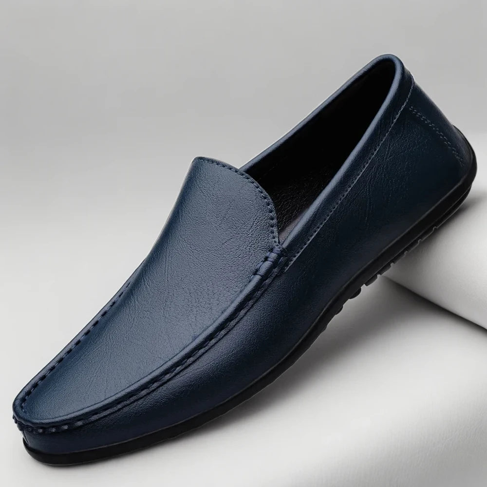 Mocassin taupe homme porté, détail de la semelle et de la finition