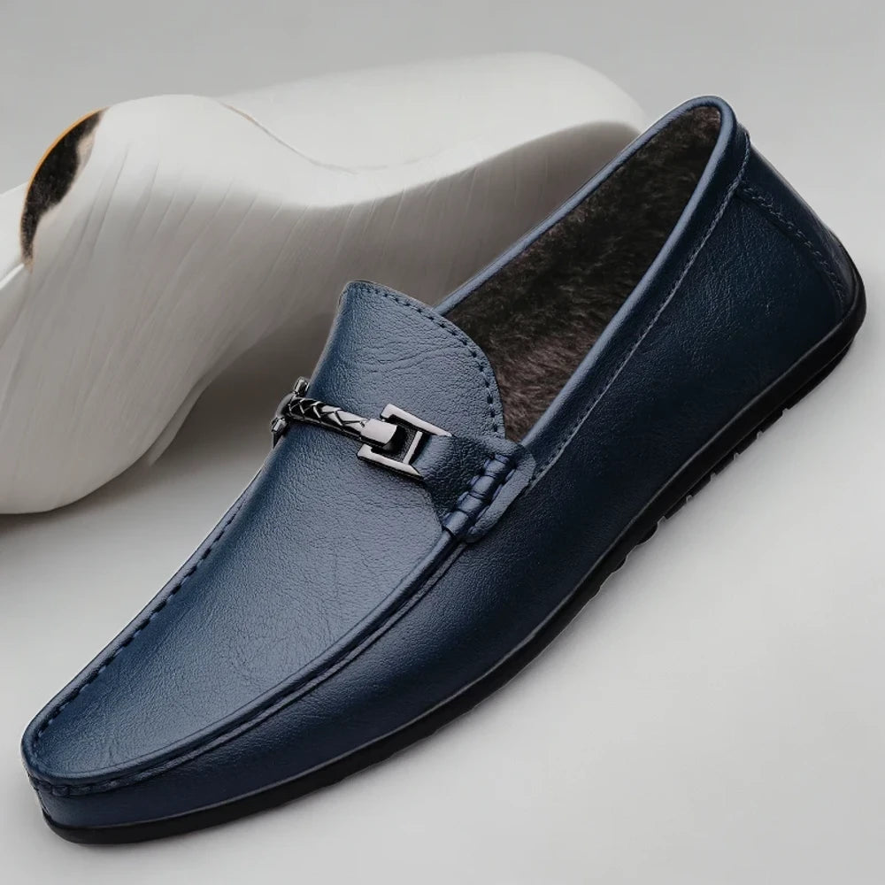 Chaussure mocassin taupe masculine, détail de la couture artisanale