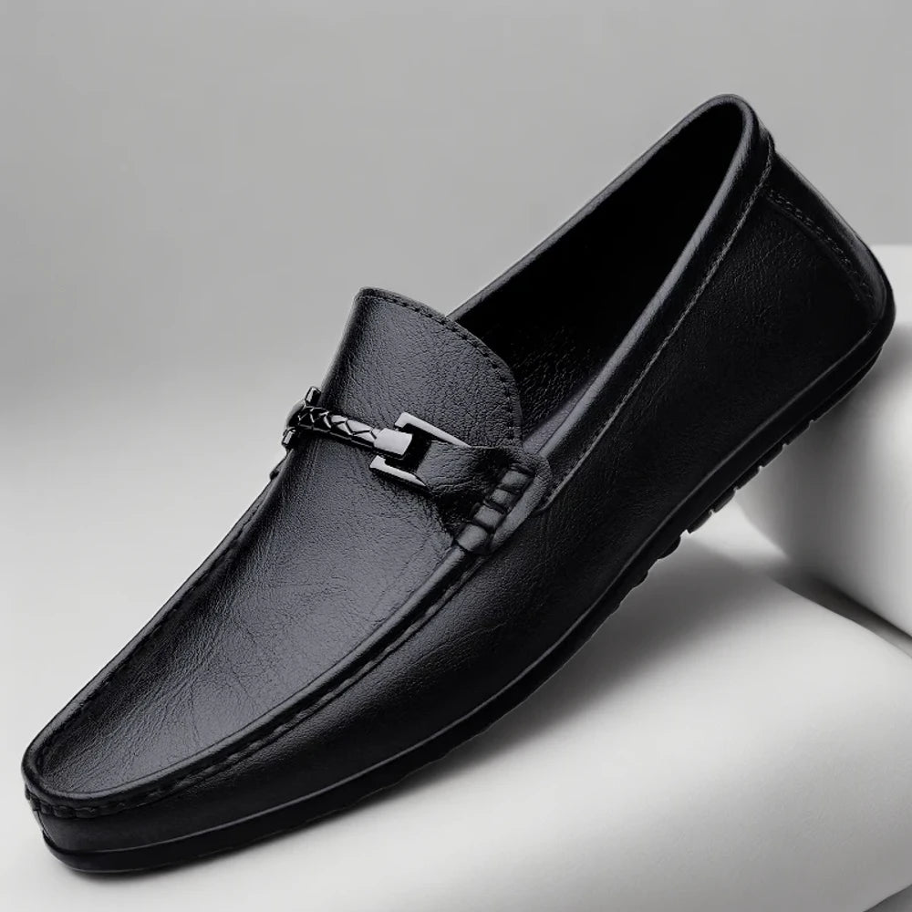 Mocassin taupe homme lors d'une tenue décontractée en extérieur