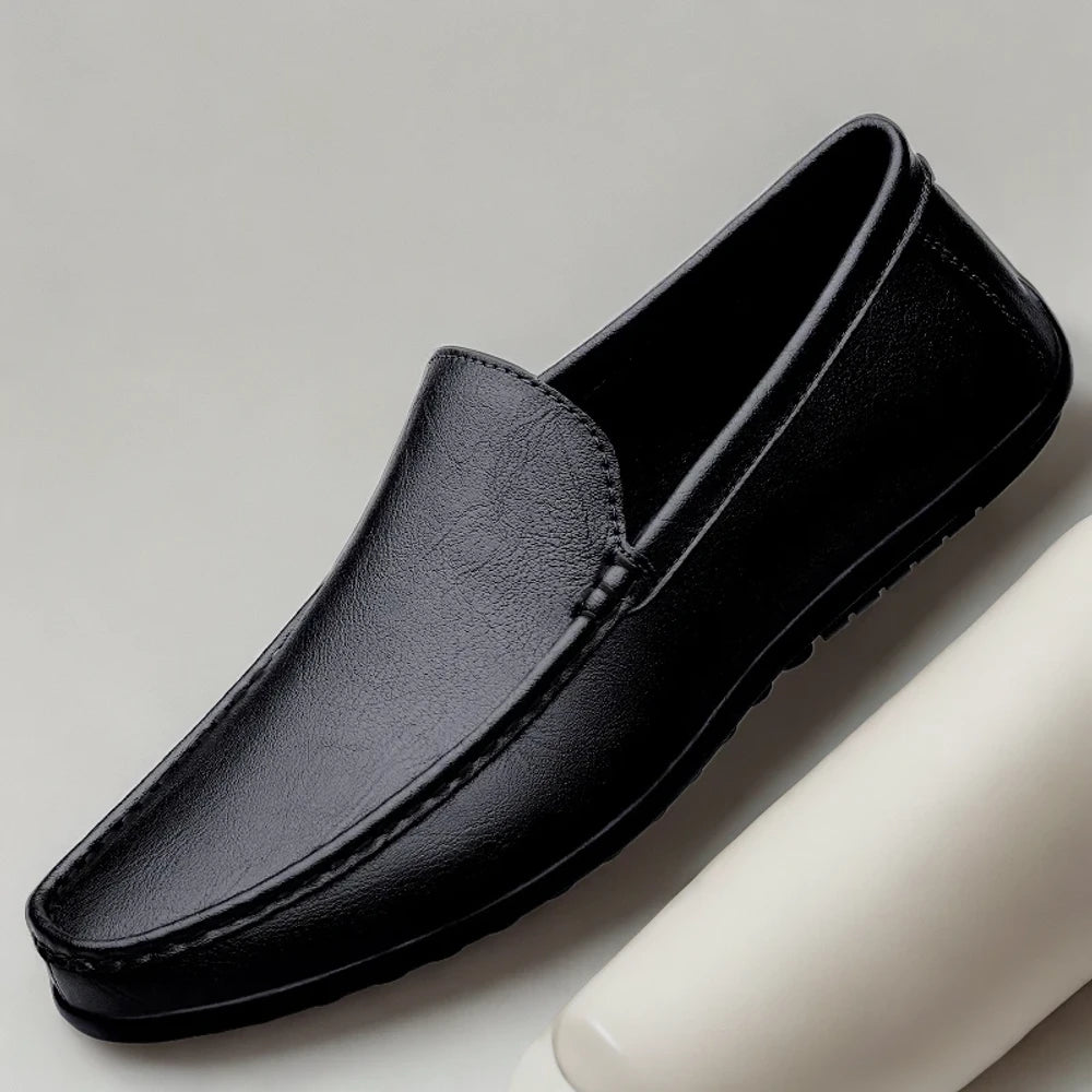 Mocassin taupe pour homme, gros plan sur la matière cuir