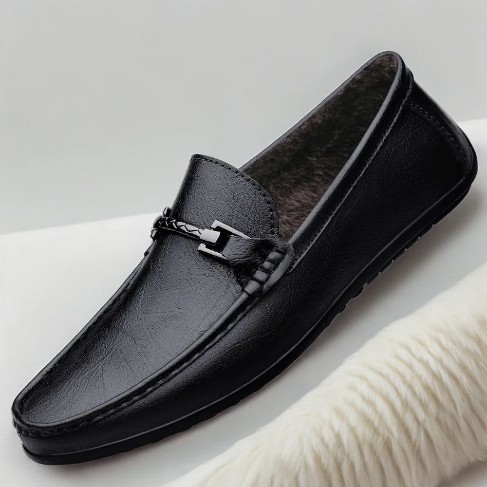 Mocassin taupe homme associé à un look élégant de bureau