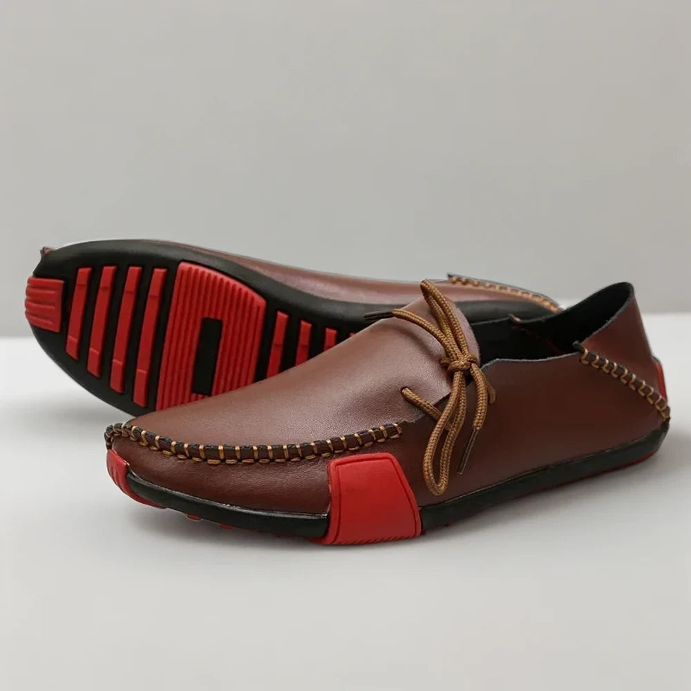 Profil latéral du mocassin tendance montrant sa silhouette élancée