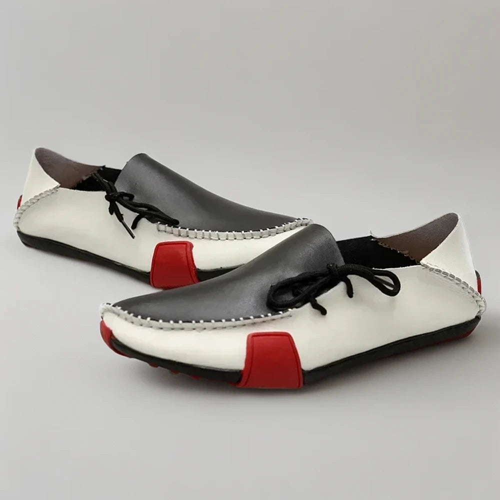 Gros plan sur la matière premium du mocassin tendance épousant le pied