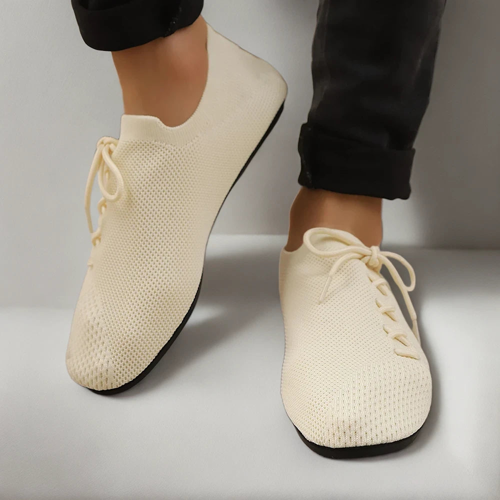Mocassin homme toile porté en extérieur sur terrasse avec style décontracté