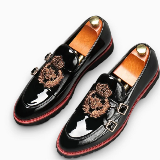 Mocassin tressé noir pour homme, vue de profil avec détail de la broderie en relief