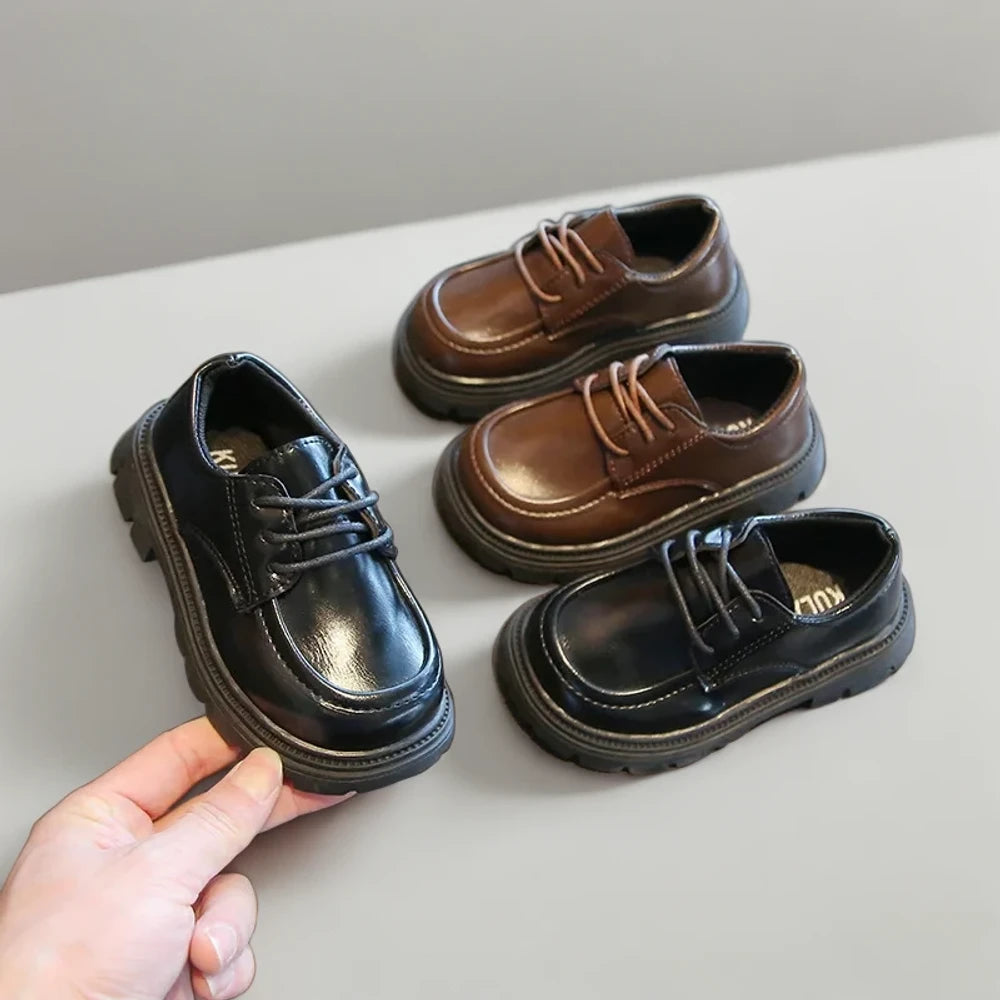 Détail du tressage fin sur mocassins tressés pour enfant