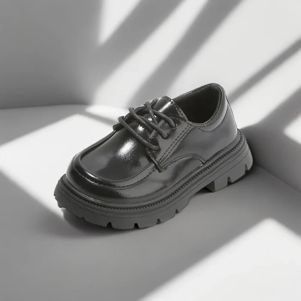 Mocassin tressé souple porté par un enfant à l'école