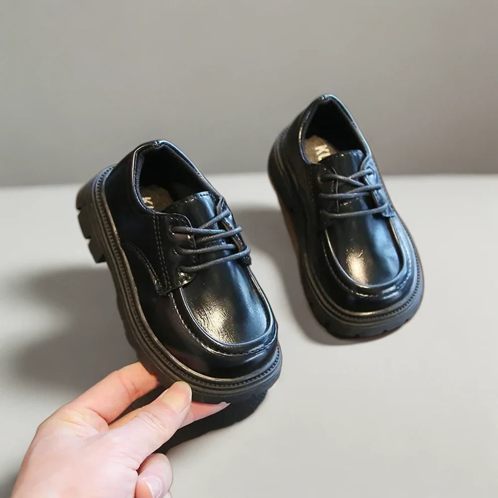 Vue de profil mocassin tressé noir avec laçage discret