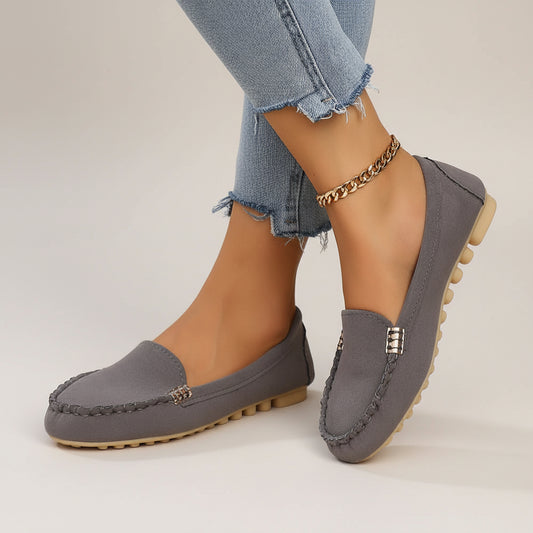 Mocassin tressé femme bleu marine avec détail de tressage et semelle souple