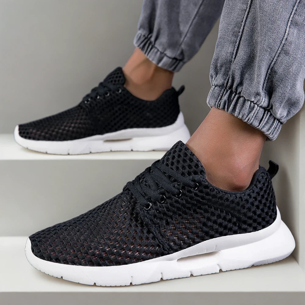 Mocassin homme tressé gris clair, porté en tenue décontractée estivale