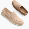 Mocassin bleu velours homme porté avec costume, allure d'affaires raffinée