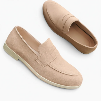 Mocassin bleu velours homme porté avec costume, allure d'affaires raffinée