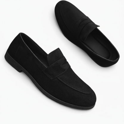 Paire de mocassins noir homme en cuir, détail de la bande et couture visible