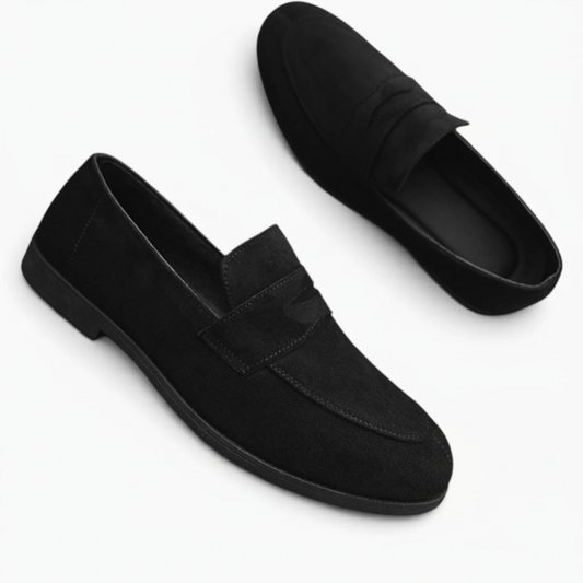 Paire de mocassins noir homme en croûte de cuir, détail de la bande et couture visible