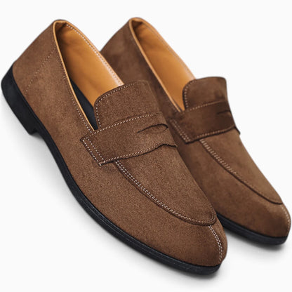 Vue de profil mocassin beige homme, ligne épurée et silhouette habillée