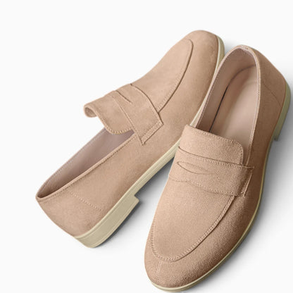 Détail couture et finition mocassin velours noir, qualité artisanale visible