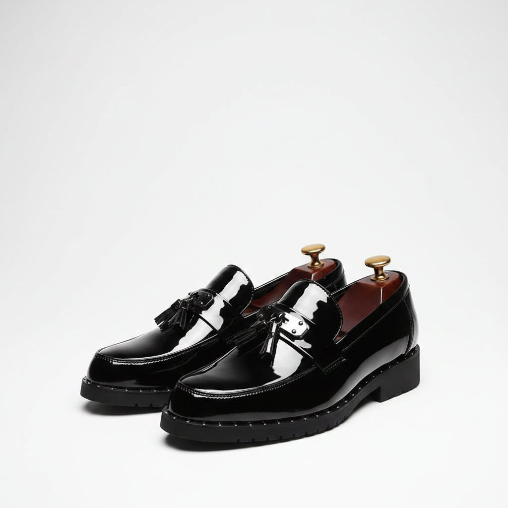 Mocassin verni noir avec gland en cuir laqué et finition brillante