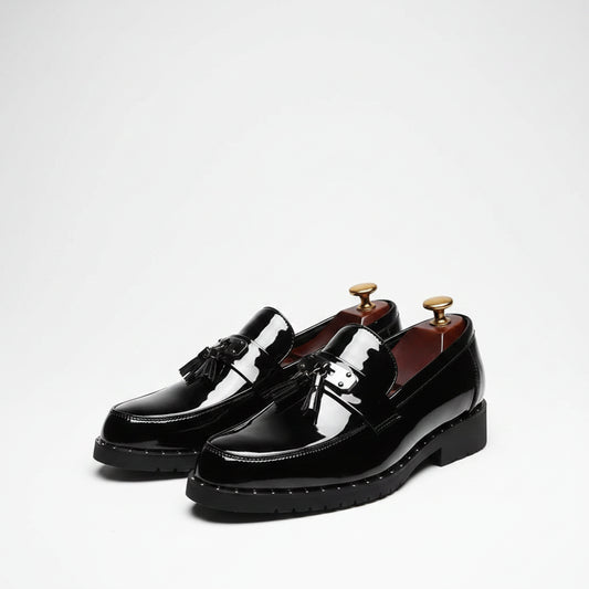 Mocassin verni noir avec gland en cuir laqué et finition brillante