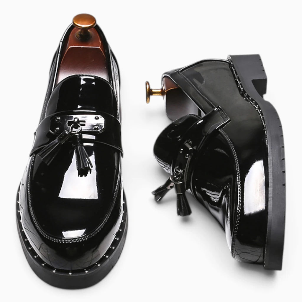 Mocassin verni noir avec gland en cuir laqué et finition brillante signature