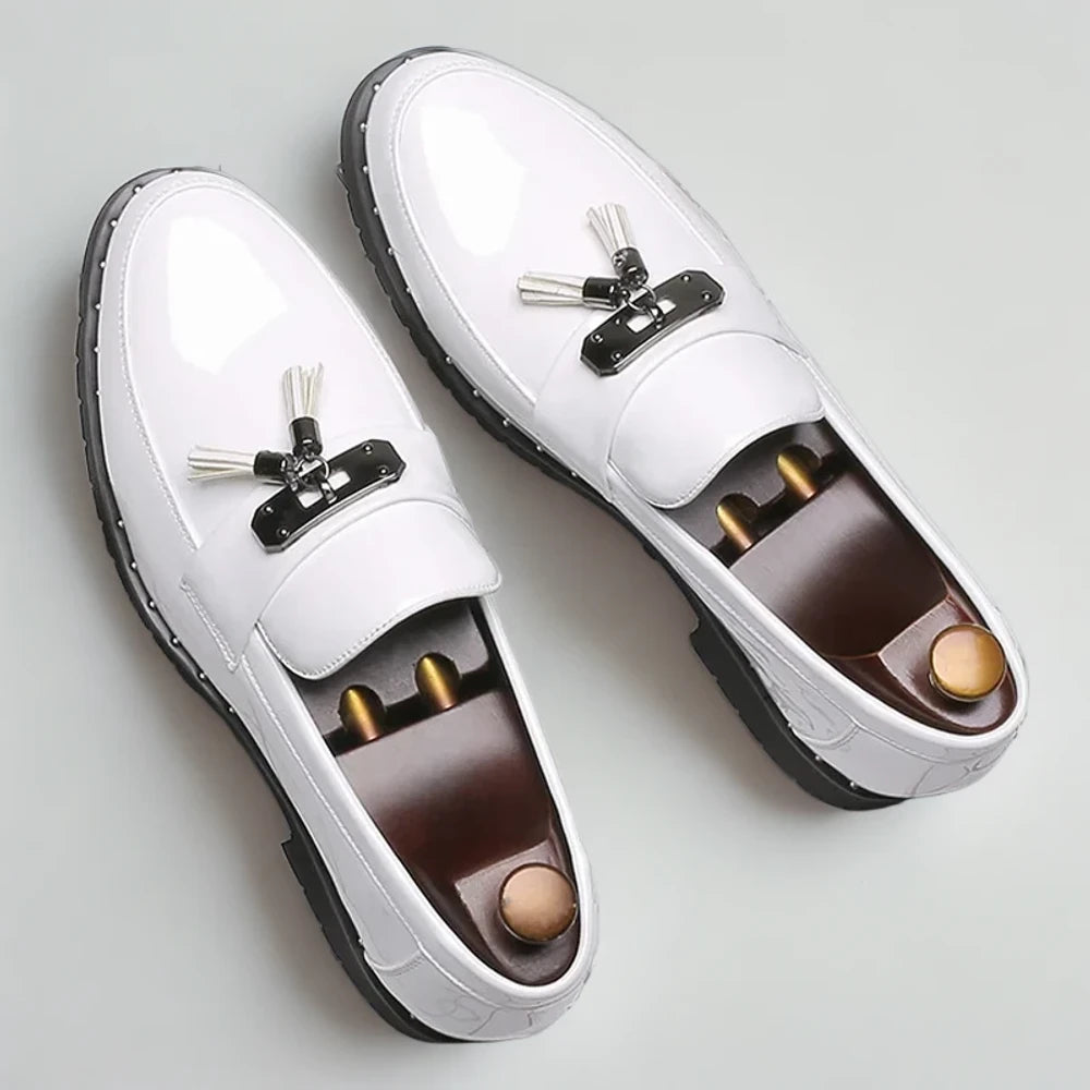 Mocassin noir vernis vue de profil montrant la semelle épaisse