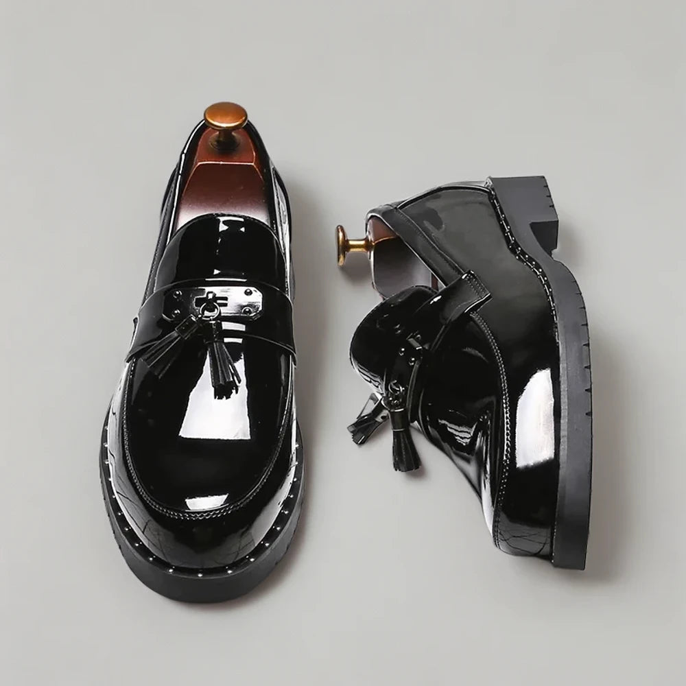 Détail du gland en cuir laqué sur mocassins vernis noir