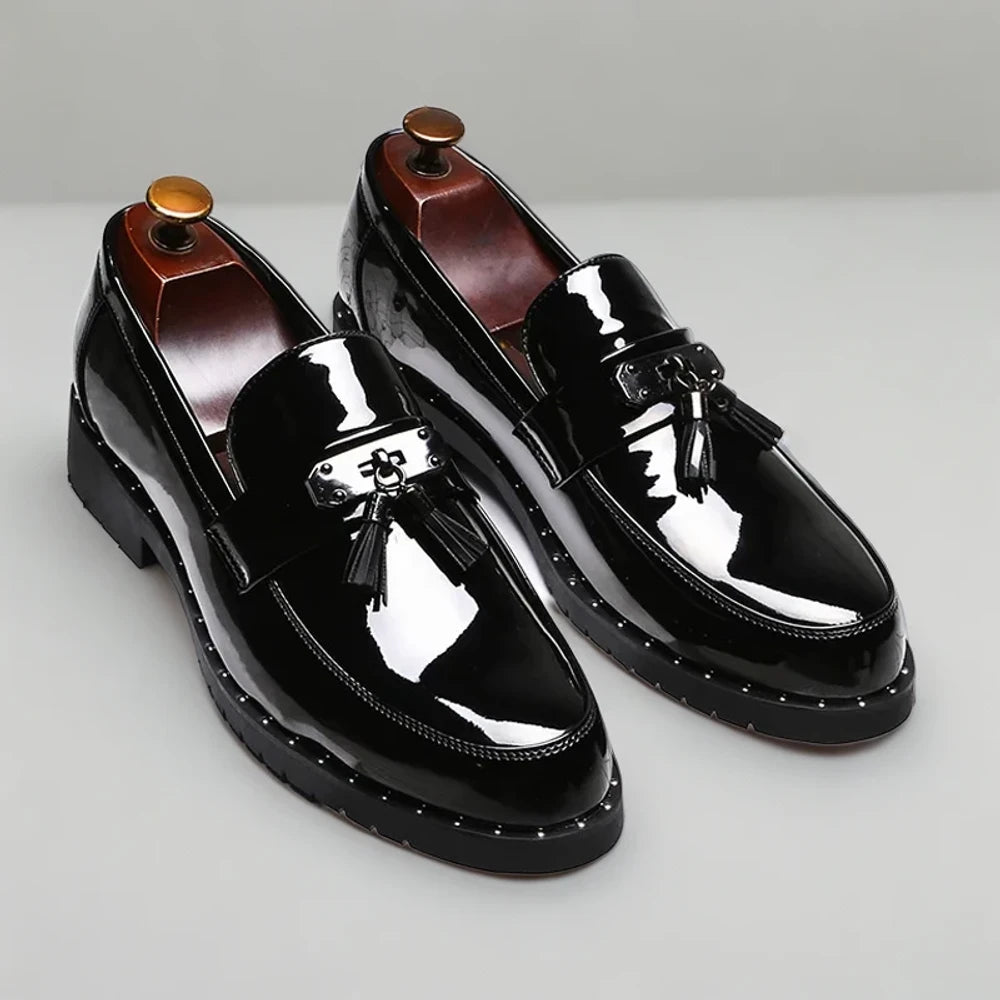 Mocassin verni noir porté avec costume pour look formel raffiné
