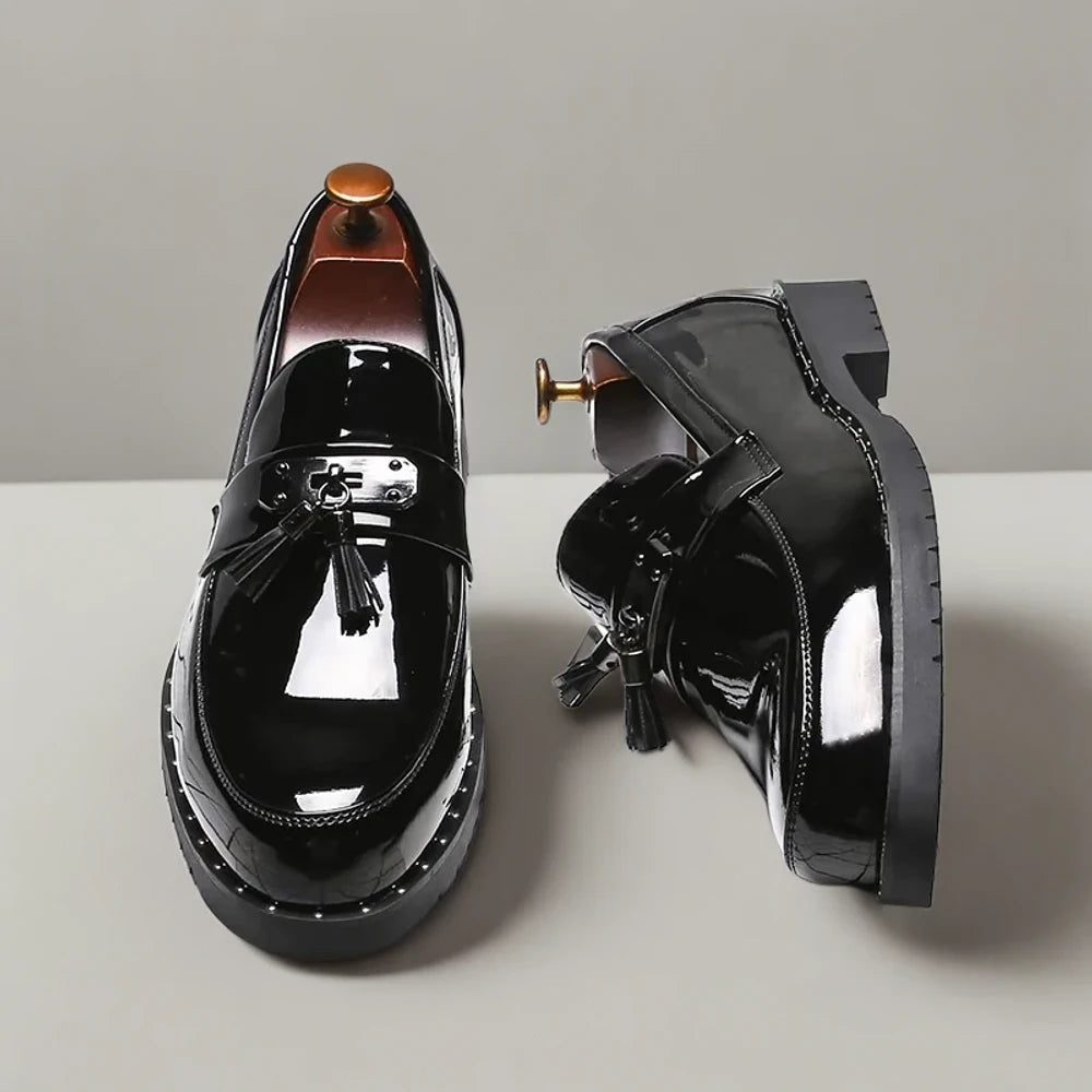 Paire de mocassins vernis noirs sous éclairage mettant en relief le lustre
