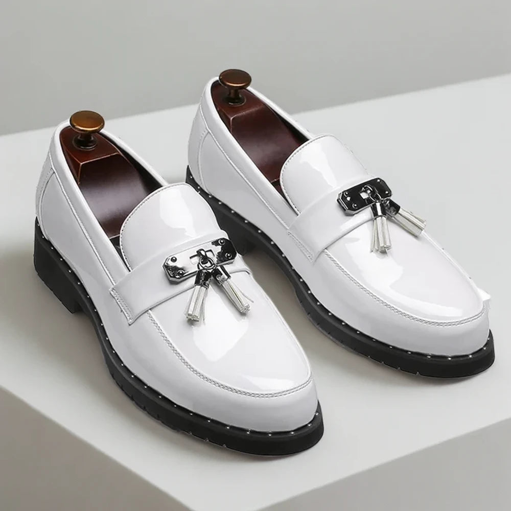 Mocassin noir vernis avec fond épais pour confort et tenue assurée
