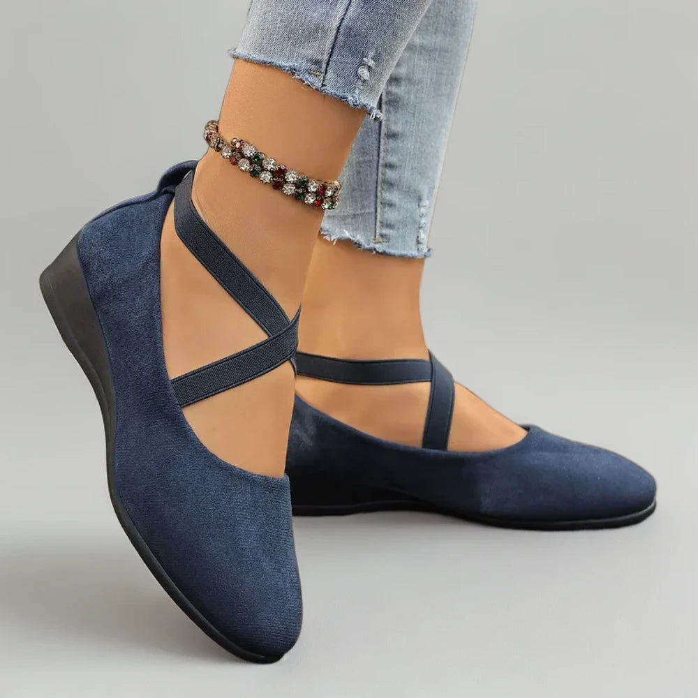 Mocassin noir vernis vue de profil, finition soignée et design raffiné