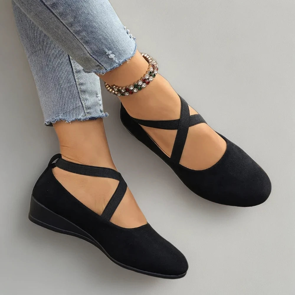 Mocassin femme pieds larges et sensibles, matière souple noire avec vernis
